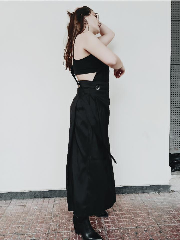 Taupe invisible model styling concept